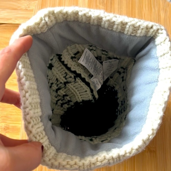 Brand New Patagonia Women's Snowbelle Beanie Wool Pom Hat Evergreen Flakes - Picture 11 of 14